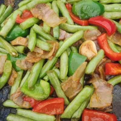 乾燥鍋でインゲンと塩漬け豚肉を炒めたレシピ