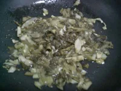 こんにゃくの結び目と白菜の漬物とエビの炒め物の作り方：5