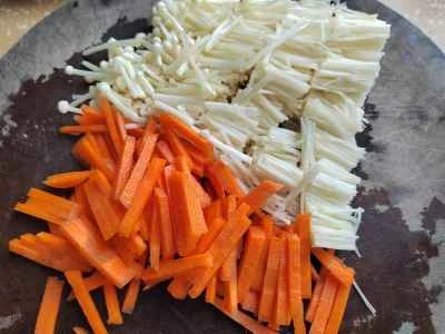 エノキ茸、ニンジン、細切り豚肉の炒め物の作り方：2