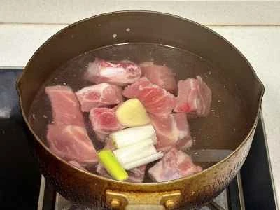 豚バラ肉とレンコンのスープの作り方：3