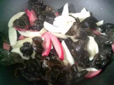 黒キクラゲと赤ソーセージの炒め物の作り方：5