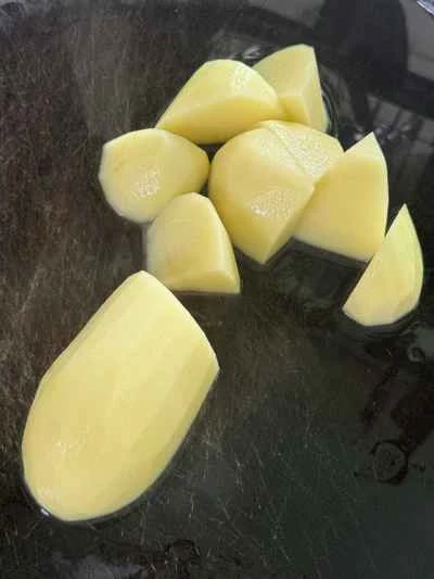 牛テールとジャガイモの煮込みの作り方：9