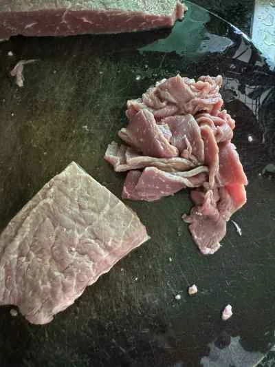 塩漬けマスタードグリーンを使った牛肉サラダの作り方：2