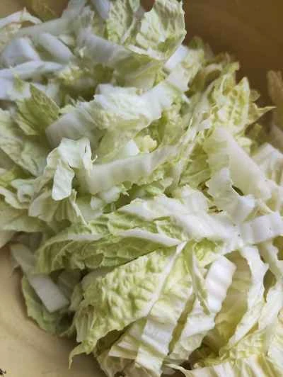 白菜とエノキ茸の豚肉煮込みの作り方：1