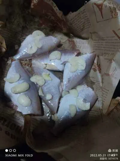 ニンニク風味の皮付き魚の作り方：1