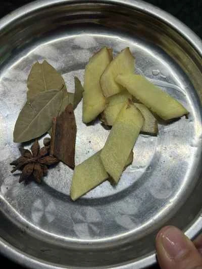 豚足と鶏足の煮込み（大きな手で小さな手を握る）レシピ手順：1