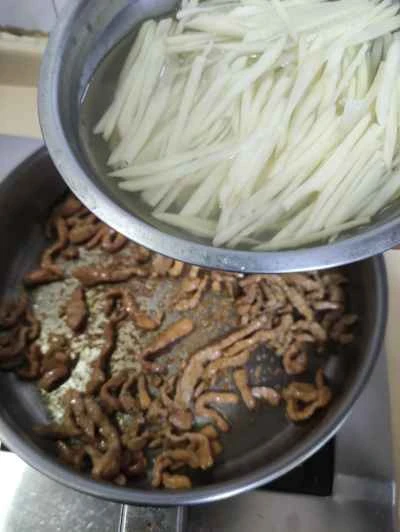 細切り豚肉とジャガイモと玉ねぎの炒め物の作り方：6