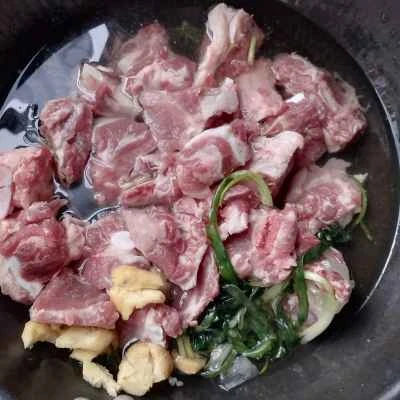 澄まし汁大根と豚バラ肉のスープを作る手順：1