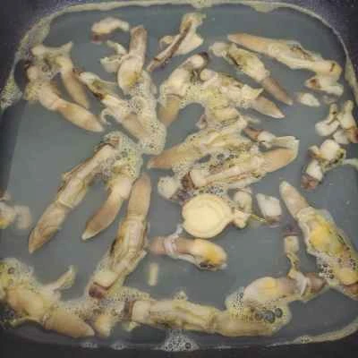 赤と緑のピーマンとアサリの炒め物の作り方：3