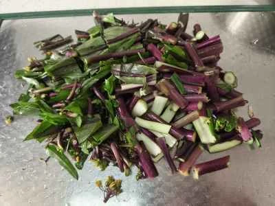 牛肉の煮込みと赤カラシナの炒め物の作り方：2