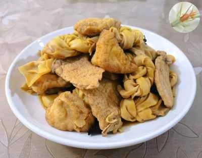 揚げ豆腐の結び目と豚スペアリブの煮込みのレシピ