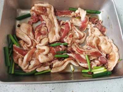 蓮の葉入り豚バラ肉の蒸し物の作り方：2