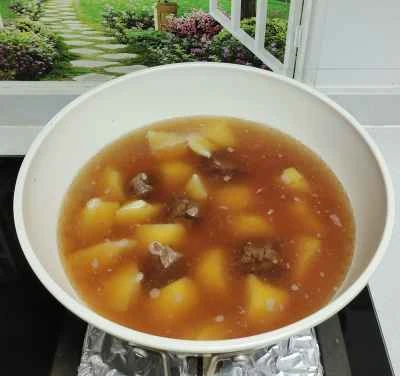 ジャガイモとトマトの煮込み牛肉の作り方：2