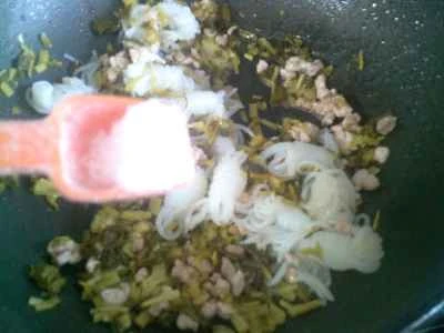 こんにゃくの結び目と豚肉の赤身と漬物の炒め物の作り方：9