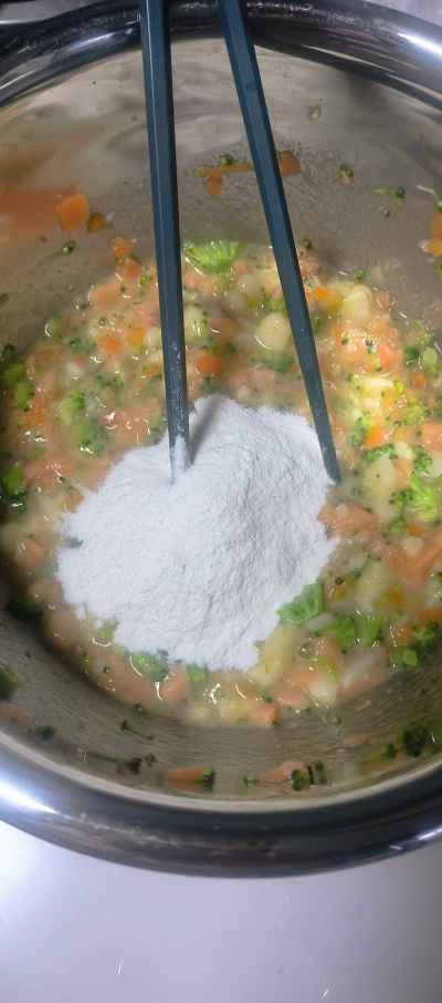 離乳食：サーモン、野菜、卵のパンケーキのレシピ手順：2