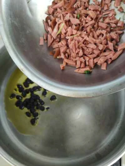 ハルビンの赤ソーセージとネギの炒め物 レシピ手順：5