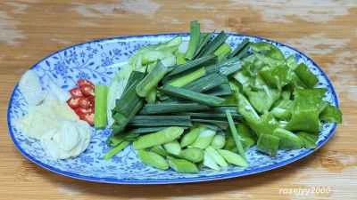 唐辛子とニンニクの葉で煮込んだ豚バラ肉の作り方：1