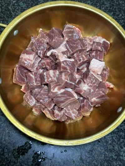 バターマッシュルームと牛肉の角切りを作る手順：2