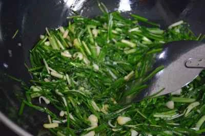 野生のネギを使った卵炒めの作り方：8