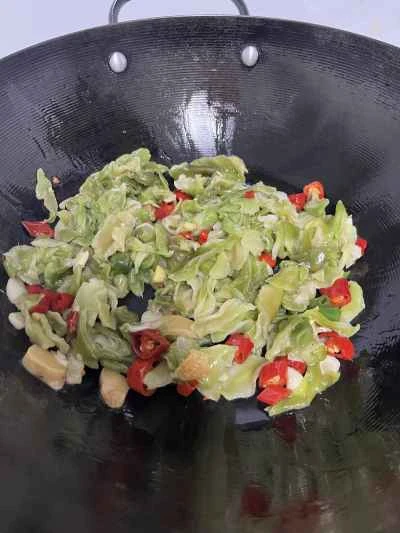 乾燥レタスと中華ソーセージの炒め物の作り方：5