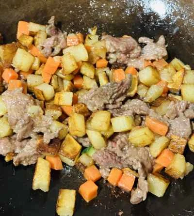 牛肉と角切りジャガイモの炒め物の作り方：3