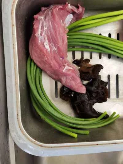 ニンニクの芽入り細切り豚肉の作り方：1