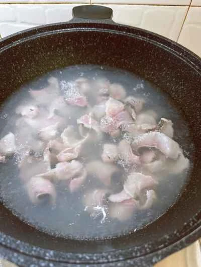 ニンニク風味の黒鯛の切り身の作り方：2