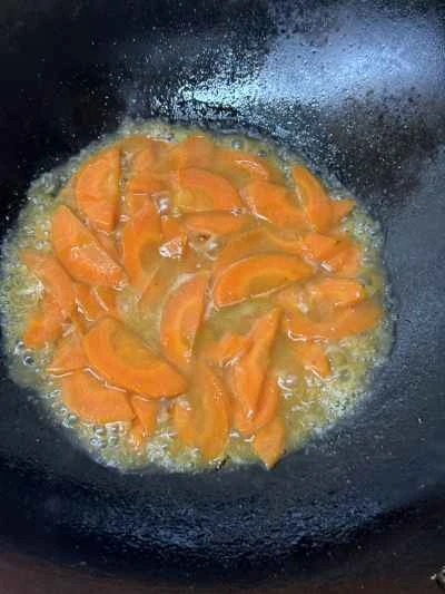 エビ、卵、ニンジン炒めの作り方：11