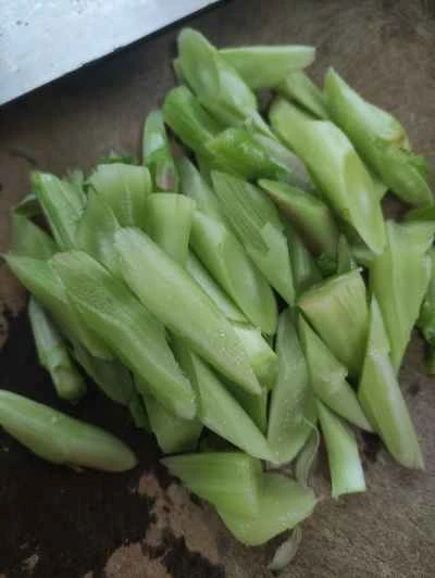 麦わら入りソーセージ炒めの作り方：1