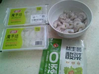 こんにゃくの結び目と白菜の漬物とエビの炒め物の作り方：1