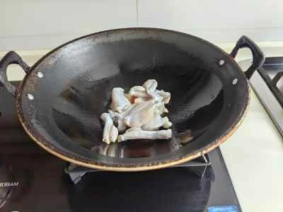 牡蠣とウシガエルのスパイシー炒め レシピ手順：4