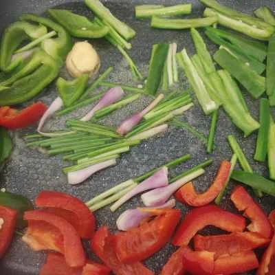 赤と緑のピーマンとアサリの炒め物の作り方：5