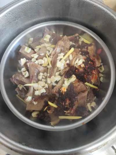 ニンニクと生姜で蒸した鴨肉：手順6
