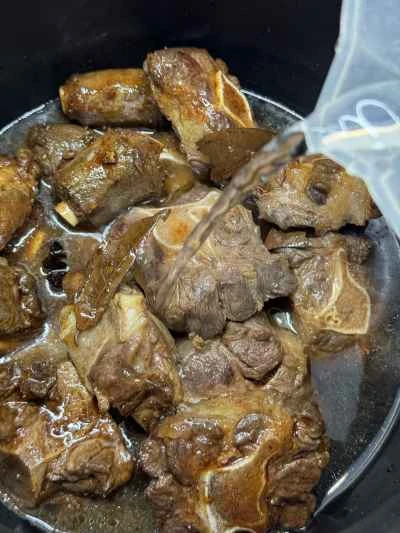 牛テールとジャガイモの煮込みの作り方：8