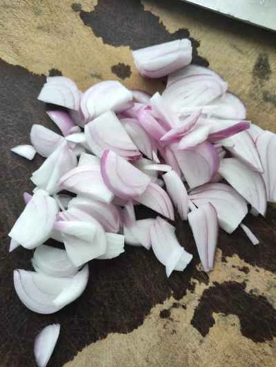 玉ねぎと豆腐の皮の炒め物を作る手順：1