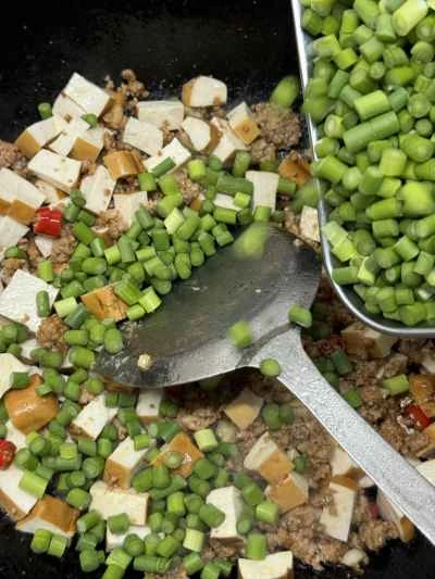 ニンニクの芽、乾燥豆腐、ひき肉の炒め物の作り方：11