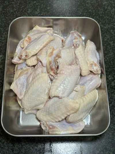 黄色い皮の鶏の手羽先を作る手順：1