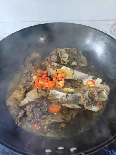 マスタードグリーンの塩漬けを使った牛テールの煮込みの作り方：7