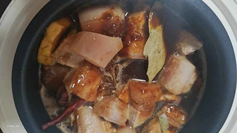 炊飯器で豚肉の煮込みを作る手順：6