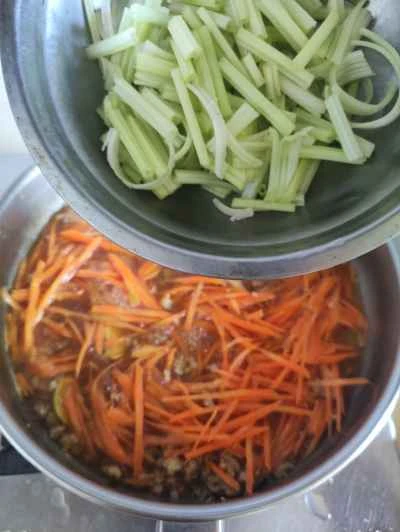 セロリ、ニンジン、ひき肉の炒め物の作り方：6