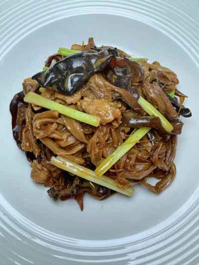 カンゾウ、キクラゲ、豚肉の炒め物のレシピ