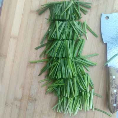 細切りジャガイモとチャイブの炒め物の作り方：1