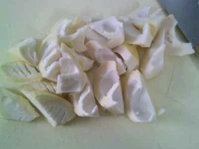 黒キクラゲ、塩豚、タケノコ、揚げ豆腐を使った煮豆腐の作り方：2