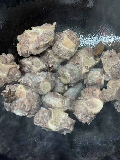 牛テールとジャガイモの煮込みの作り方：4