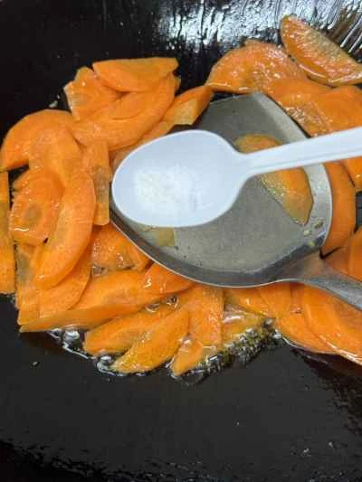 エビ、卵、ニンジン炒めの作り方：9