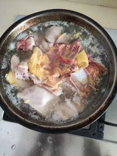 鶏肉とジャガイモと玉ねぎの煮込みの作り方：1