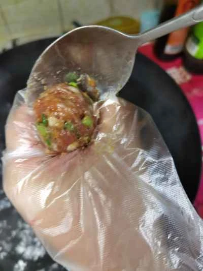 ゆでミートボール、怠け者のレシピ：8つのステップ