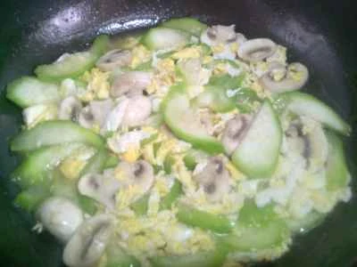 きのこと卵の煮込みヘチマの作り方：9