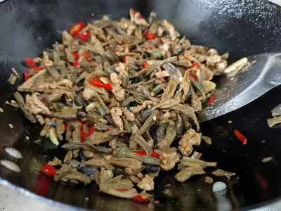 乾燥インゲンと細切り豚肉の炒め物の作り方：4