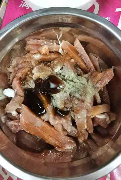 スパイシーな細切り豚肉の作り方：1